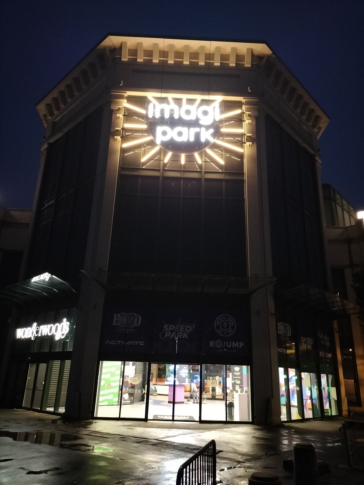 Enseignes lumineuses posées par BSM sur une façade, de nuit