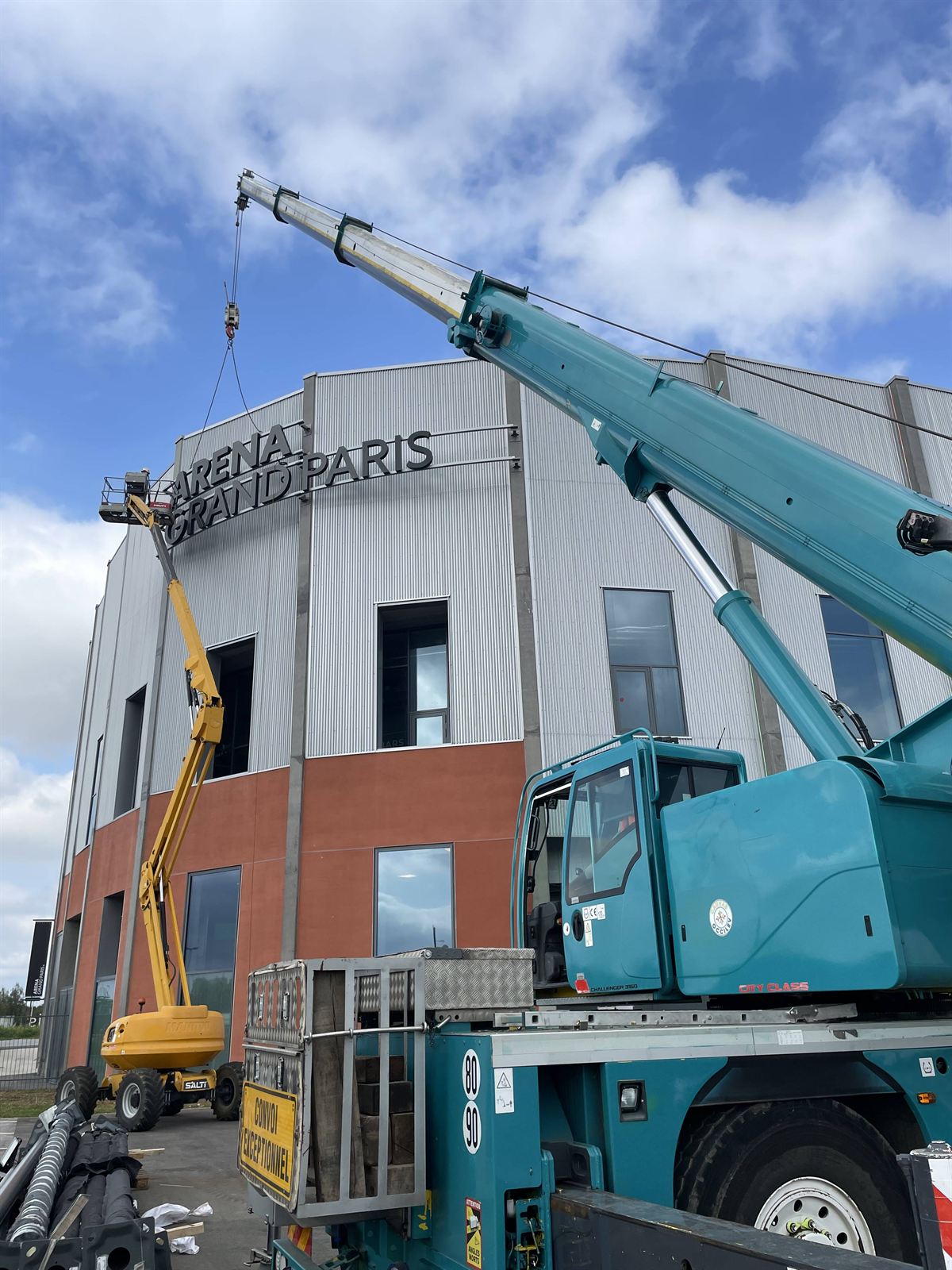Grue et nacelle posé par BSM : lettres en façade d'angle
