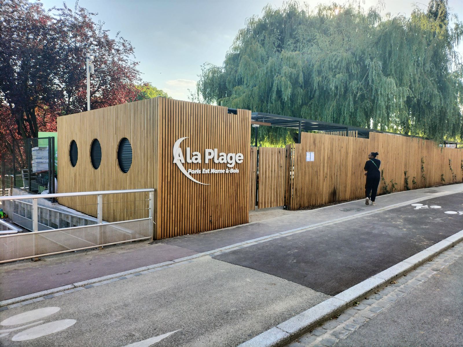 Lettres découpées posé par BSM : façade en bardage bois