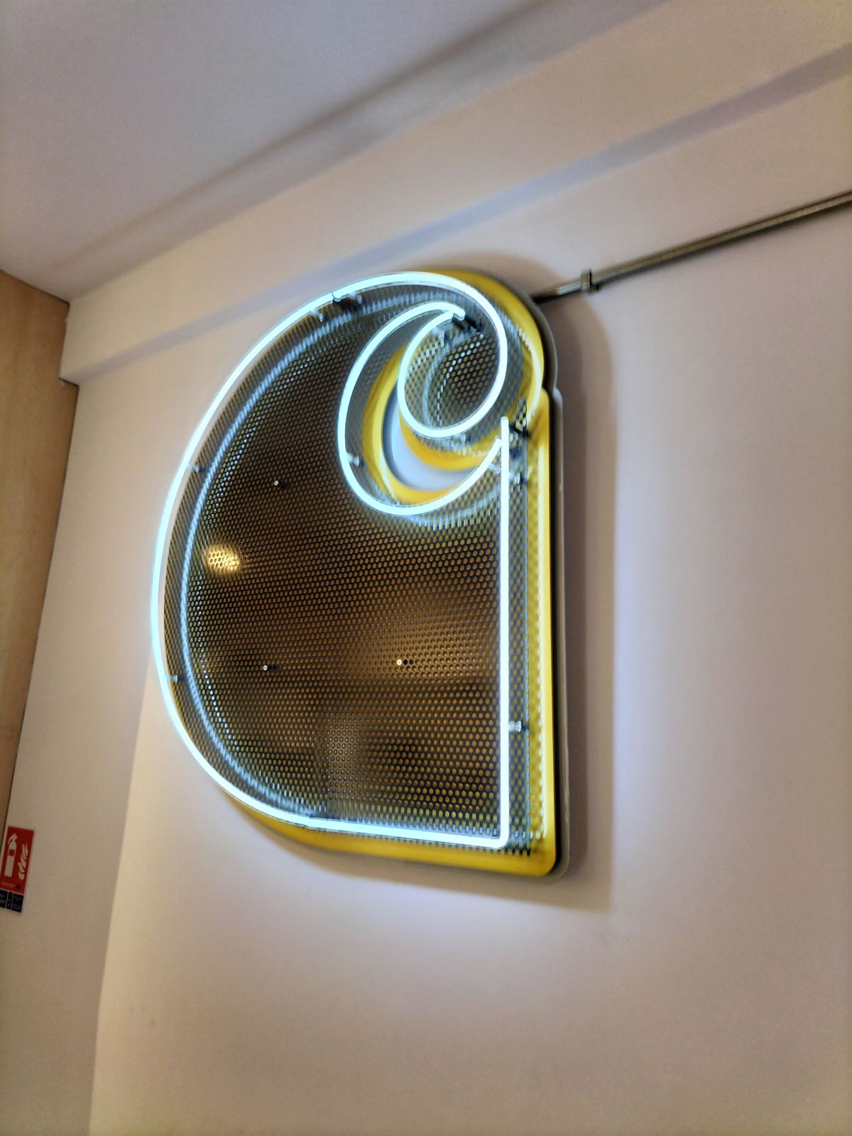 Logo néon LED posé par BSM : mur intérieur