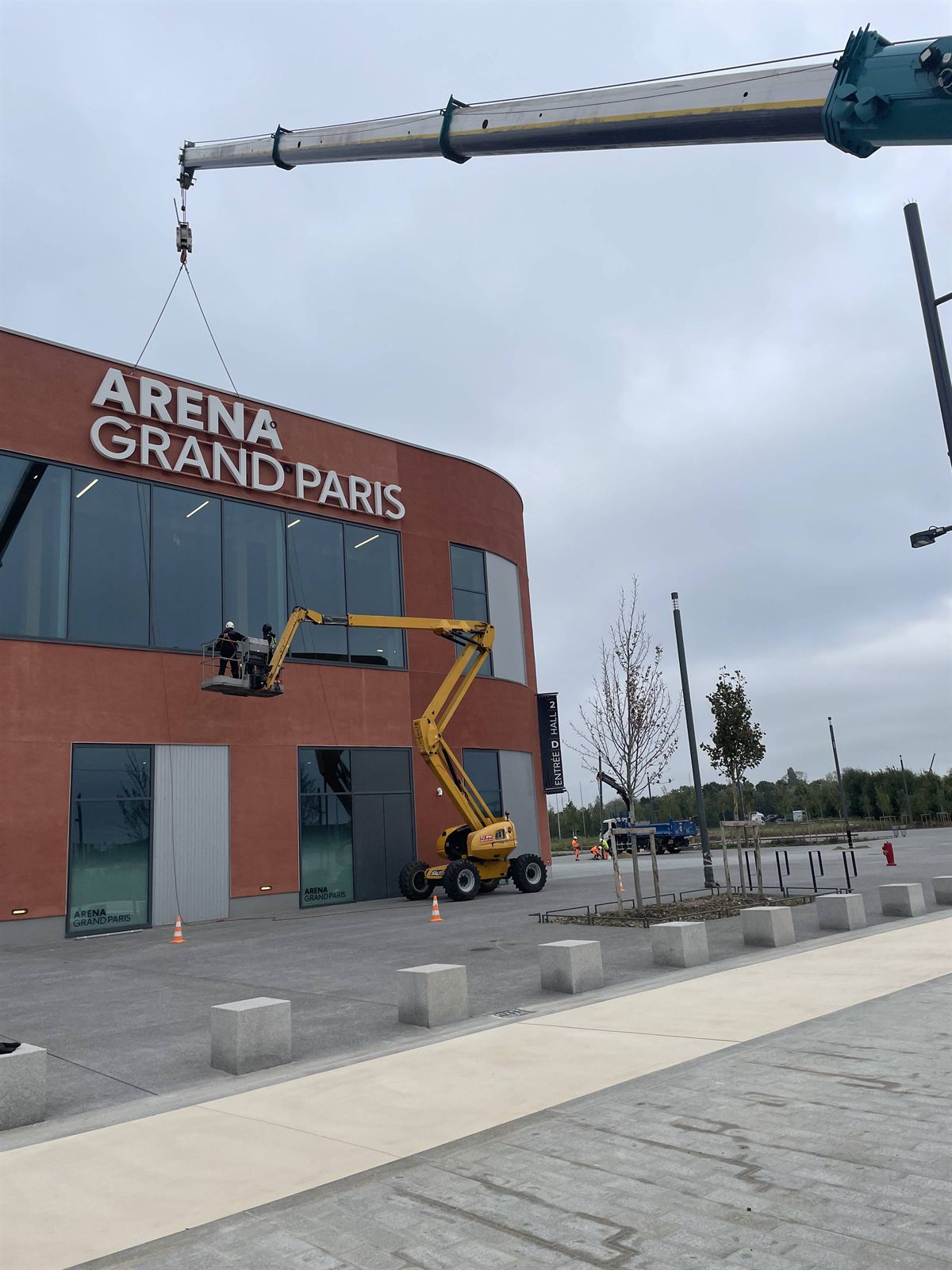 Pose en hauteur posé par BSM : grue et nacelle sur grand bâtiment