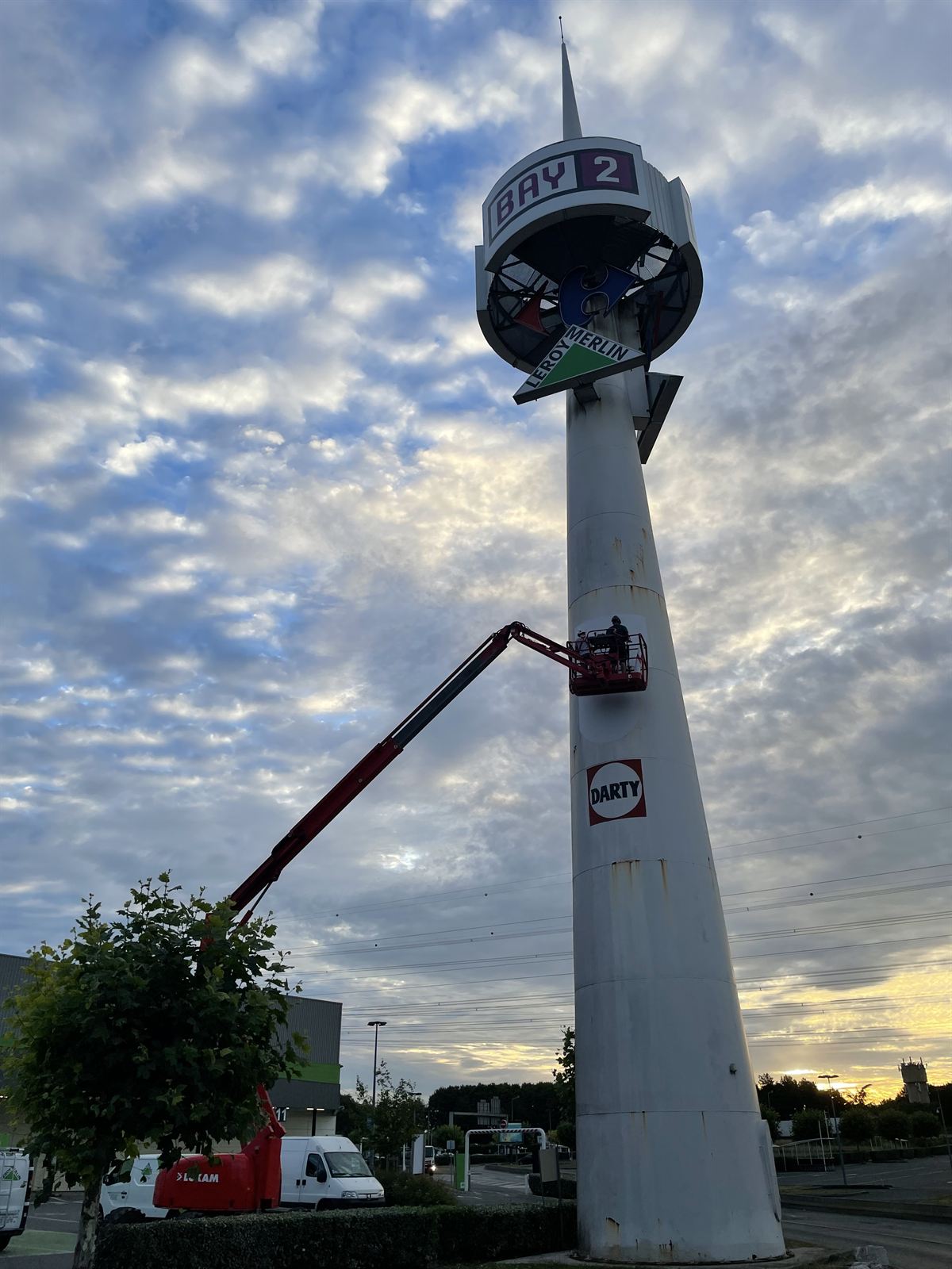 Totem posé par BSM : parc commercial
